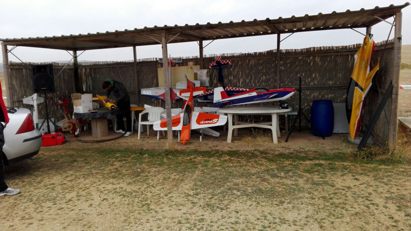 El agua desluci&oacute; y aplaz&oacute; el Campeonato Navarro de Aeromodelismo